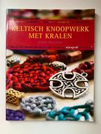 Keltisch knoopwerk met kralen Suzen Millodot, Boeken, Hobby en Vrije tijd, Sieraden maken, Ophalen of Verzenden, Zo goed als nieuw