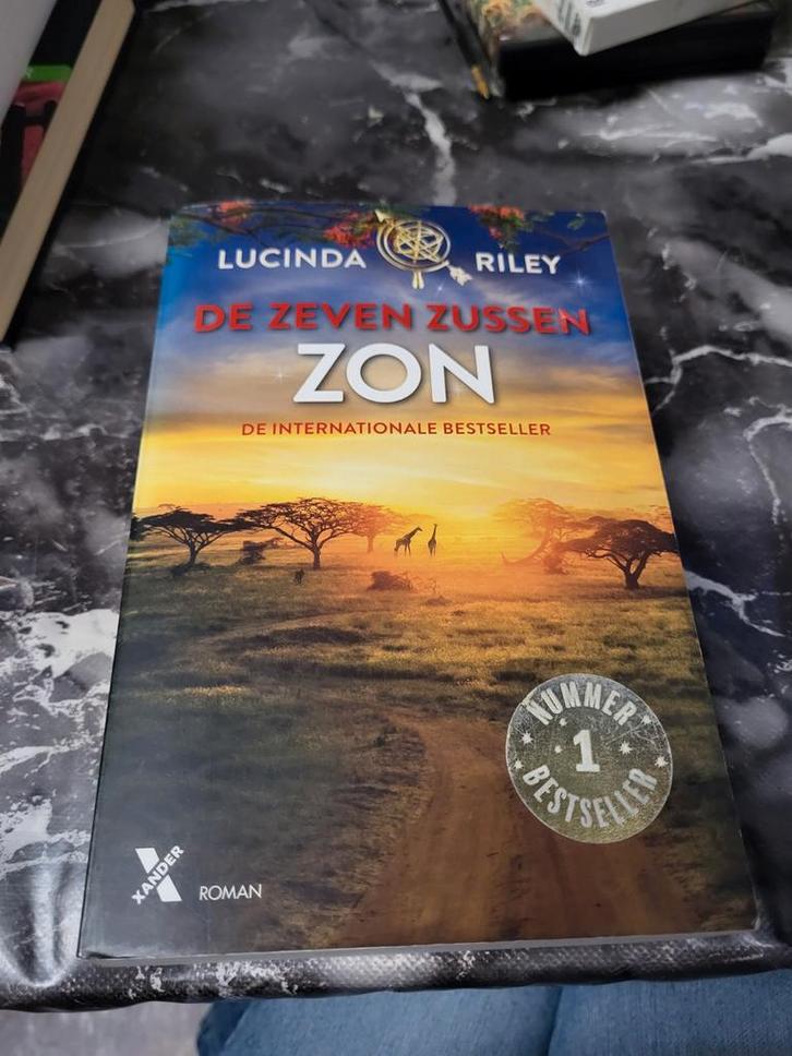 Lucinda Riley - Zon, Boeken, Literatuur, Zo goed als nieuw, Ophalen of Verzenden