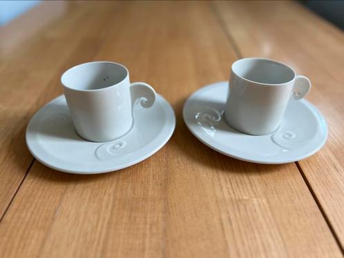 2 Maroeska Metz kop en schotels porselein met krul., Huis en Inrichting, Keuken | Servies, Zo goed als nieuw, Kop(pen) en/of Schotel(s)