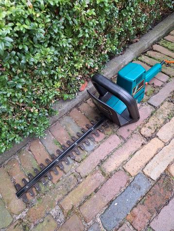 Vlijmscherpe Black & Decker heggeschaar 42cm beschikbaar voor biedingen