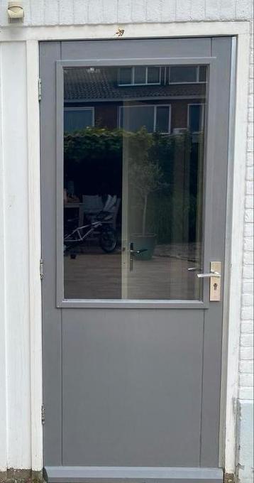 Een  buitendeur hardhout met glas beschikbaar voor biedingen
