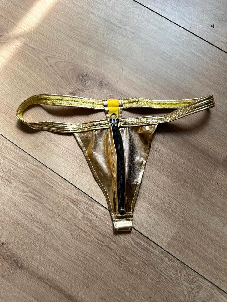 Gouden String met Rits, Maat M/L, Feestdagen, Sexy, Clubwear, Kleding | Dames, Ondergoed en Lingerie, String, Geel, Ophalen of Verzenden