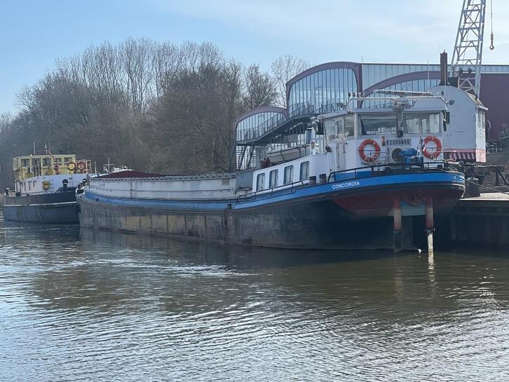 Stalen motorschip/woonboot/ werkboot /, Watersport en Boten, Beroepsscheepvaart, Gebruikt, Vrachtschip, Meer dan 200 pk, 25 meter of meer