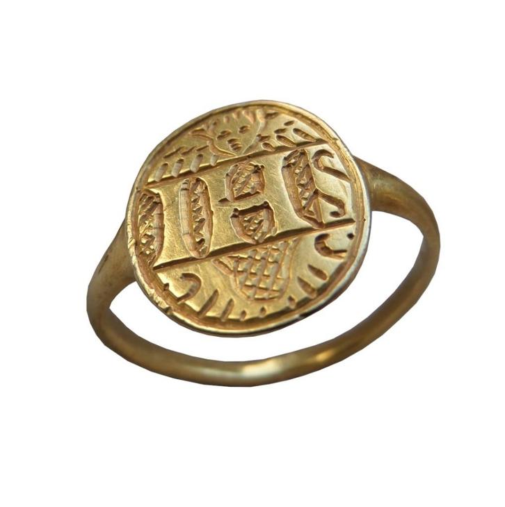 Bodemvondst gouden christelijk Renaissance ring IHS 16eeuws, Antiek en Kunst, Antiek | Goud en Zilver, Goud, Verzenden