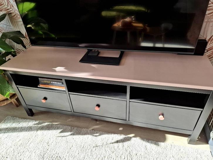 Hemnes tv kast zwart, Huis en Inrichting, Kasten | Televisiemeubels, Gebruikt, Minder dan 100 cm, 50 tot 100 cm, 25 tot 50 cm