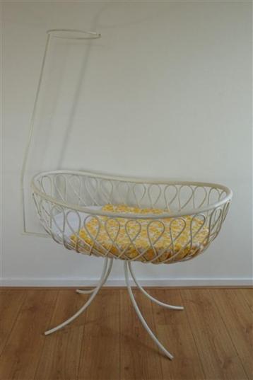 Vintage rotan wieg op metalen voet met hemelstok beschikbaar voor biedingen