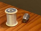 Dollfus Mieg&Cie klos katoen garen met vingerhoed, Hobby en Vrije tijd, Naaien en Fournituren, Ophalen of Verzenden, Zo goed als nieuw