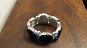 Armband met ronde  zwarte/zilverkleurige kralen.Op elastiek! beschikbaar voor biedingen