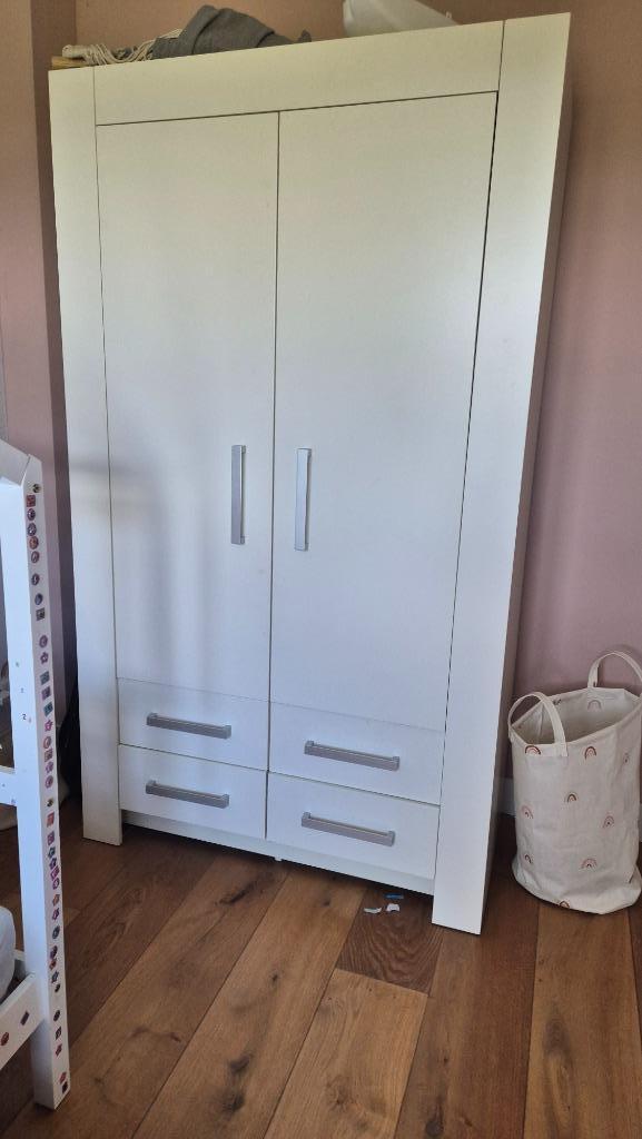 Mooie witte kledingkast, ideaal in tiener- of kinderkamer, Huis en Inrichting, Kasten | Kledingkasten, Gebruikt, 150 tot 200 cm