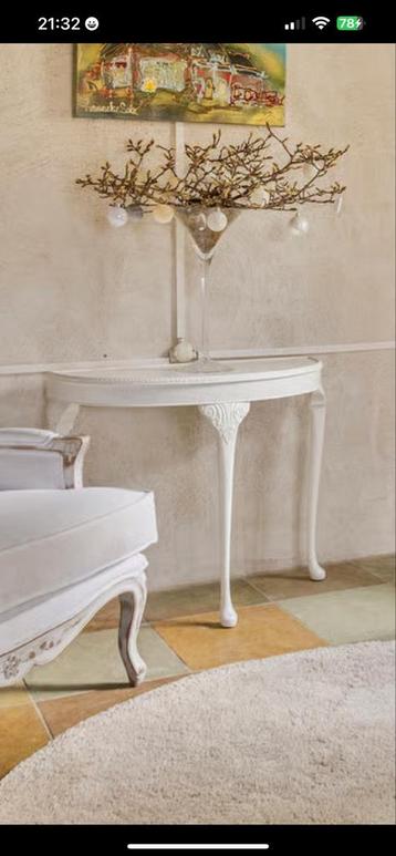 Elegante witte console tafel beschikbaar voor biedingen