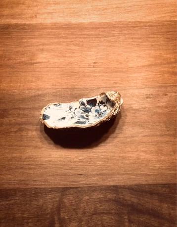 Delfts blauwe oester met gouden rand beschikbaar voor biedingen