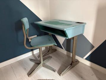 Vintage schooltafel met stoeltje beschikbaar voor biedingen