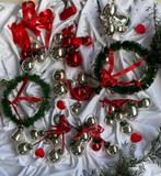Set 2 vintage kransen /6 trossen kerstballen klepelklokken, Diversen, Kerst, Ophalen of Verzenden