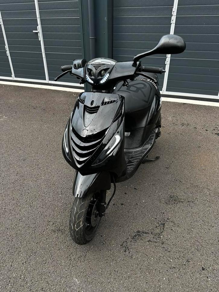 Piaggio zip black on black bromscooter ~ BOMVOL OPTIES!, Motoren, Tuning en Styling, Ophalen of Verzenden