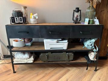 Industrieel Dressoir beschikbaar voor biedingen