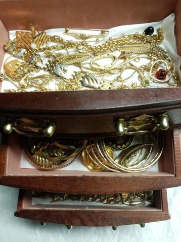 Lot vintage sieraden  beschikbaar voor biedingen