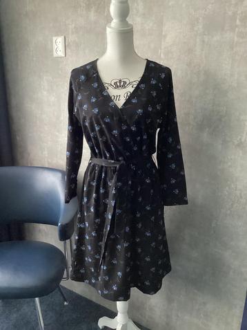 WE zwart jurkje met bloemen maat L beschikbaar voor biedingen