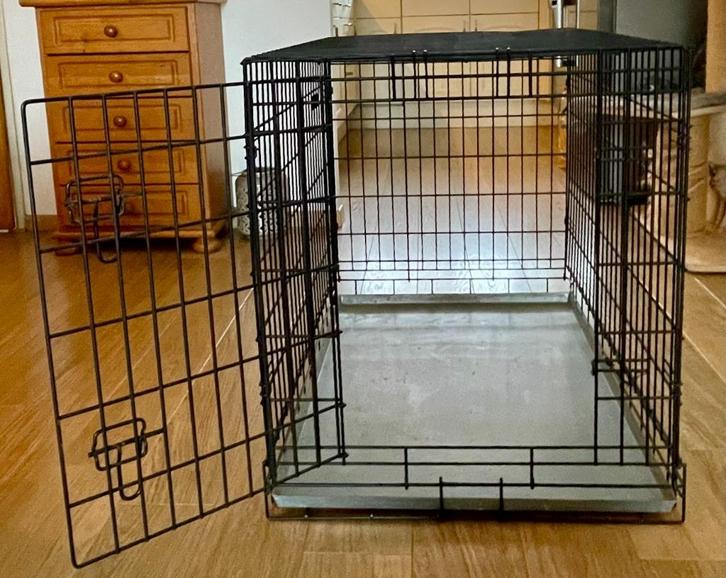 GRATIS: Zwarte metalen hondenbench voor middelgrote hond, Dieren en Toebehoren, Overige Dieren-accessoires, Gebruikt, Ophalen