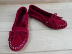 Minnetonka moccasins maat 38 rood suède model 406 Kilty ZGAN, Verzenden, Zo goed als nieuw, Rood, Espadrilles of Moccasins