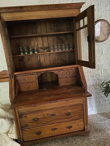 Antiek bureau beschikbaar voor biedingen