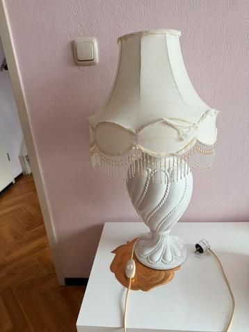 Elegante witte lamp met stoffen kap beschikbaar voor biedingen