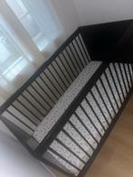 Peuterbed zwart 140x70 + matras en hoeslakens, Kinderen en Baby's, Ophalen, Zo goed als nieuw, Ledikant
