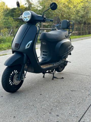 Zwarte scooter, bouwjaar 2020 beschikbaar voor biedingen