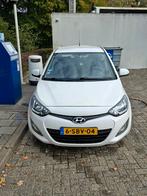 Hyundai i20 1.2I 5-DRS 2013 Wit, Auto's, Euro 5, 450 kg, Zwart, 4 cilinders
