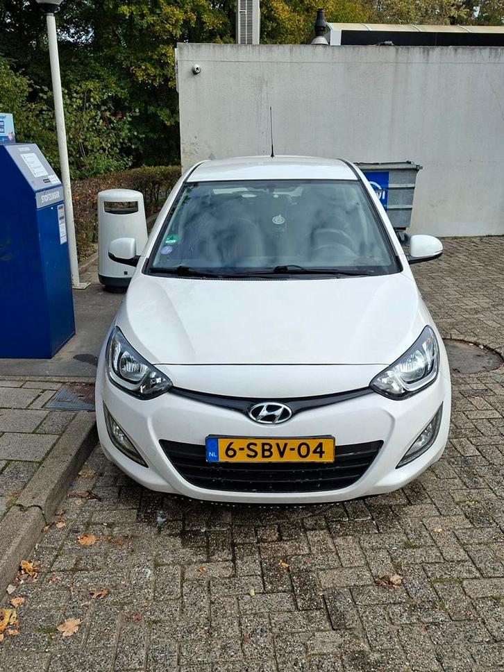 Hyundai i20 1.2I 5-DRS 2013 Wit, Auto's, Hyundai, Particulier, i20, ABS, Airconditioning, Bluetooth, Centrale vergrendeling, Elektrische buitenspiegels