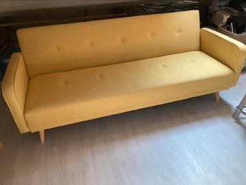 Gezellige okergele slaapbank beschikbaar voor biedingen