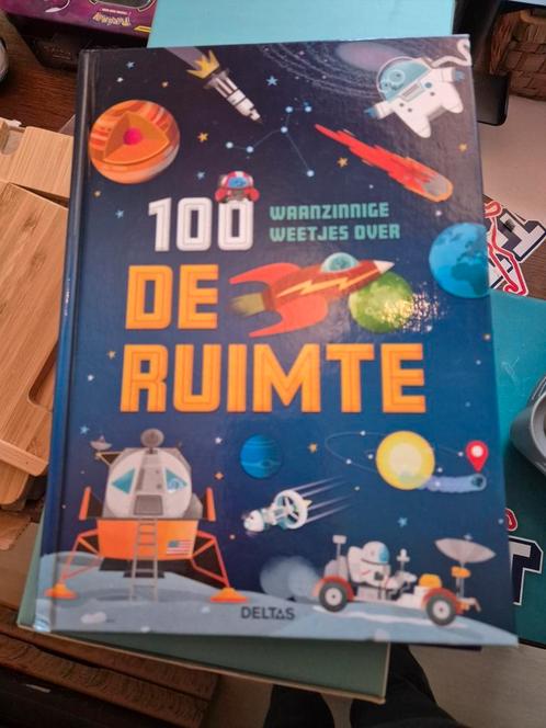 100 waanzinnige weetjes over de ruimte, Boeken, Kinderboeken | Jeugd | 13 jaar en ouder, Zo goed als nieuw, Ophalen of Verzenden