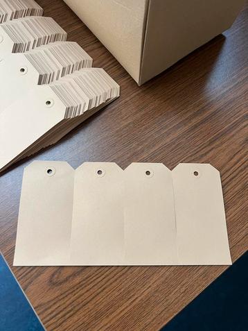 5000 Kartonnen Labels 70 x 140 mm. Met versterkt Ophangoog beschikbaar voor biedingen