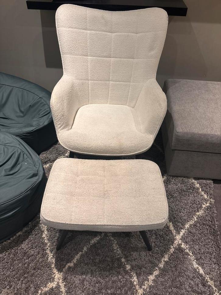 Bouclé stoel met poef - OTAK Zutphen, Huis en Inrichting, Fauteuils, Zo goed als nieuw, Stof, 75 tot 100 cm, Ophalen