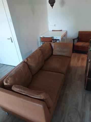 Leren bank + tafel gratis af te halen beschikbaar voor biedingen