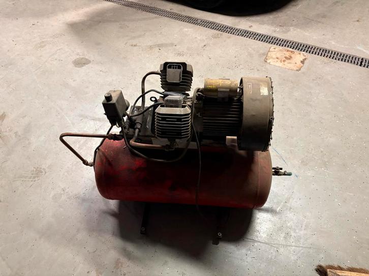 Gebruikte 2-cilinder compressor, Doe-het-zelf en Verbouw, Compressors, Gebruikt, 10 bar of meer, 25 tot 100 liter, 200 tot 400 liter/min