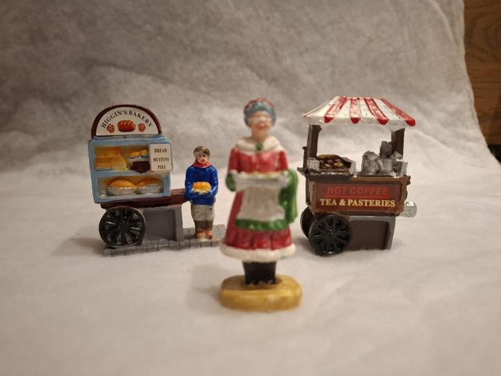 kerstdorp figuurtjes, 3st: Mrs Claus, Bakery, Coffee kraam, Diversen, Kerst, Zo goed als nieuw, Ophalen