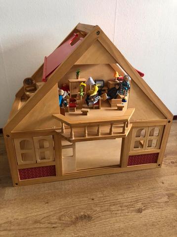 Stevig houten poppenhuis incl Goki meubels en poppetjes  beschikbaar voor biedingen