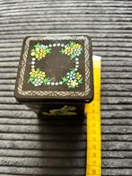 Leuk oud blikje Meisje bloemen hondje, Verzamelen, Blikken, Ophalen of Verzenden, Gebruikt