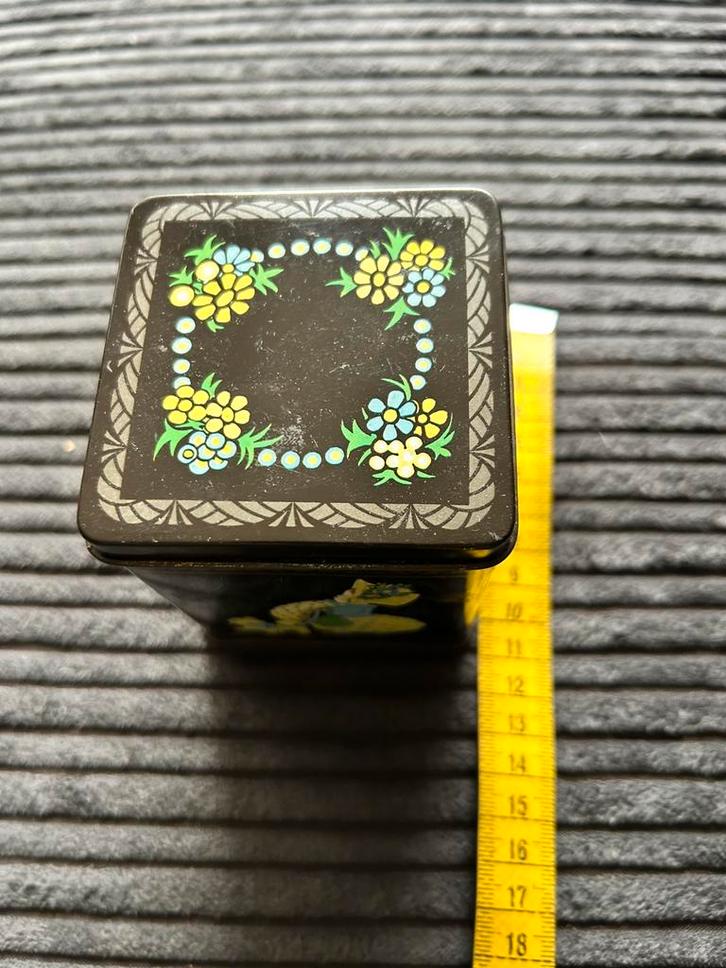 Leuk oud blikje Meisje bloemen hondje, Verzamelen, Blikken, Gebruikt, Ophalen of Verzenden