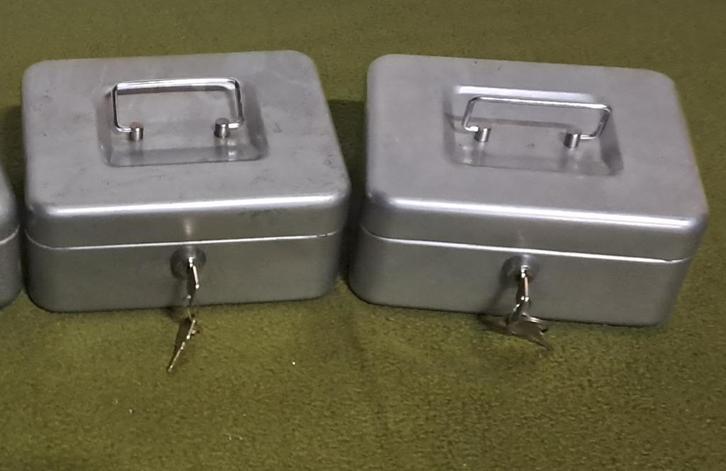 2 geldkisten met geldla, Verzamelen, Spaarpotten, Gebruikt, Overige thema's, Metaal of Blik, Ophalen of Verzenden