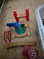 Een bak vol met houten treinspoor treinen en onderdelen, Kinderen en Baby's, Speelgoed | Houten speelgoed, Ophalen