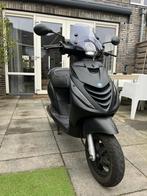 Scooter Piaggio Zip 50cc in mat zwart (moet snel weg!), Fietsen en Brommers, Scooters | Piaggio, Ophalen, Zo goed als nieuw, Benzine