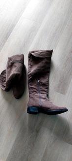 Lange bruine suède laarzen maat 44 voor 10,00 €, Ophalen of Verzenden, Hoge laarzen, Bruin, Zo goed als nieuw