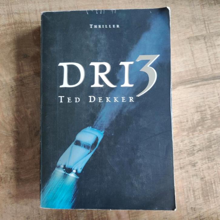 Theodore R. Dekker - Dri3, Boeken, Thrillers, Zo goed als nieuw, Ophalen of Verzenden