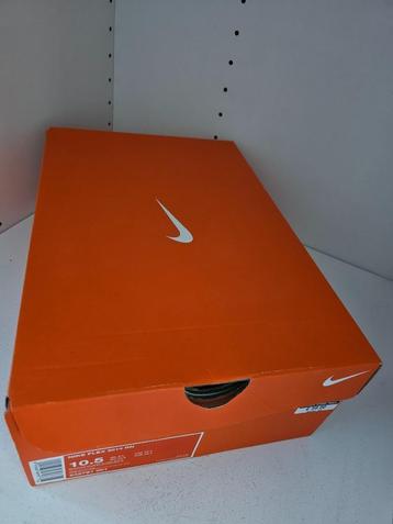 Gebruikte lichtgrijze Nike's te koop.   beschikbaar voor biedingen