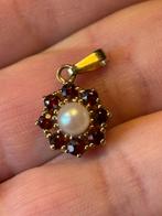 Prachtige 9 karaat ketting hanger met granaat en parel, Verzenden, Zo goed als nieuw, Goud