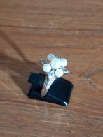 Zilveren ring met parels en strass ., Sieraden, Tassen en Uiterlijk, Ringen, Met strass, Wit, Onbekend, Ophalen of Verzenden