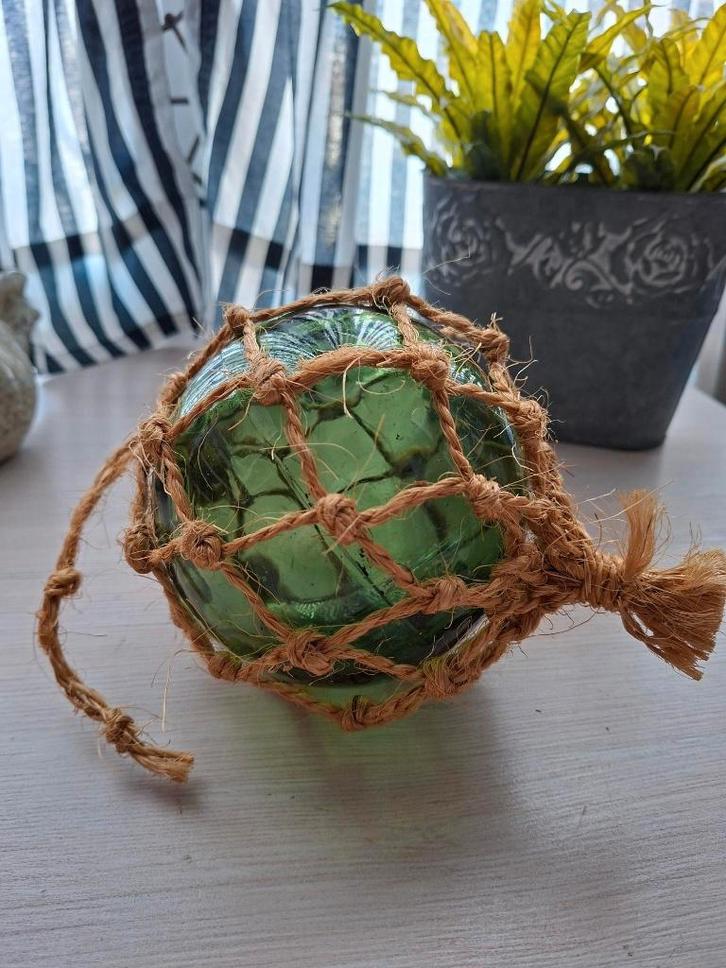 Antieke groene glazen drijver in netje, Antiek en Kunst, Curiosa en Brocante, Ophalen of Verzenden