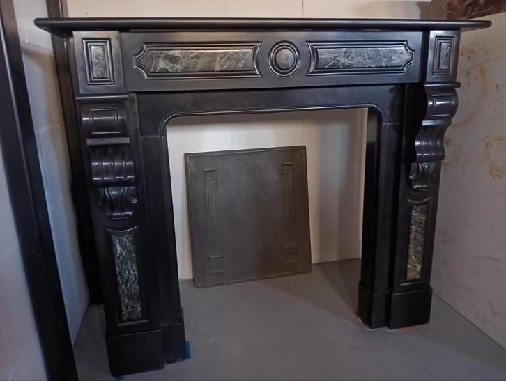 Antieke zwart marmeren schouw schoorsteenmantel haard, Huis en Inrichting, Haarden, Gebruikt, Houthaard, Ophalen