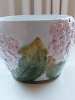 vintage Bassano bloempot 17 cm Reliëf hortensia  blauw roze, Antiek en Kunst, Ophalen